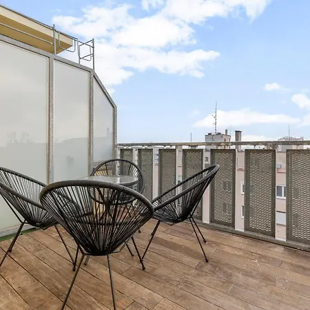 Lam Concrete Ac - Balcony Apartment